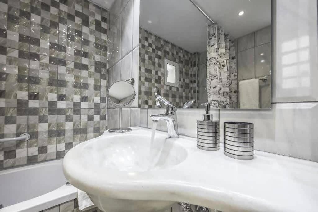 Villa Modern Fully-Equipped House, 5 Min Walk From Metro Atene Esterno foto
